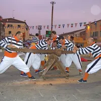 Ena od nalog je tudi žaganje drv.