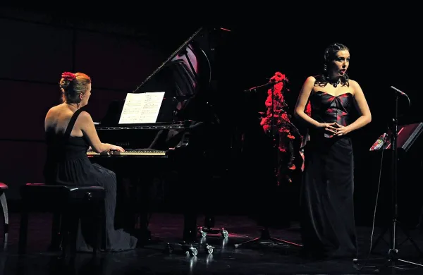  Sopranistka Marjetka Luznik in pianistka Tanja Šterman sta  s 
koncertom samospevov nastopili v prenovljenem tolminskem Kinogledališču. 