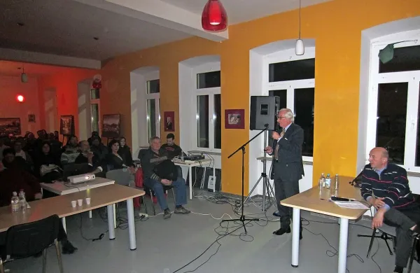 Predsinočnjim so  v brkinski vasici Barka pripravili zanimiv 
pogovorni večer, kjer je veliko zanimanja požel tudi Franco 
Cossutta (stoji). 