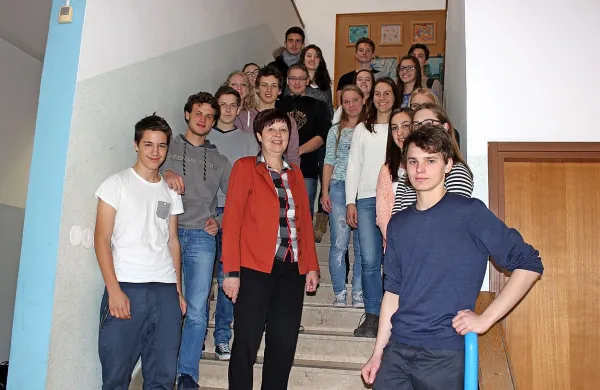 Direktorica Šolskega centra Postojna Helena Posega Dolenc 
(na fotografiji v družbi dijakov in dijakinj tretjega letnika 
gimnazije) pravi, da so cilji njihove šole znanje, inovativnost in 
fleksibilnost, ki prispevajo k osebni izpolnitvi, pa  tudi k večji 
konkurenčnosti posameznika. 




