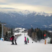 Sobotni uvod v sezono je na SC Cerkno  zadovoljil smučarje 
in upravljalce.