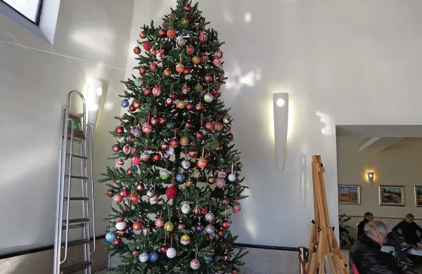 Unikatne krogle na jelki bodo šle na dobrodelno dražbo.