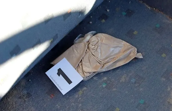 V avtu Braničana so najprej našli vrečko s 17,5 grama, nato pa še eno s 35 grami heroina.