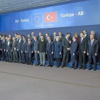 EU in Turčija bosta danes v Bruslju predvidoma zagnali 
skupni načrt za obvladovanje begunske krize in sprejeli niz 
zavez za krepitev vezi. 