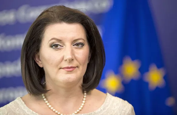 

Opozicija je predsednici države Atifete Jahjaga (na fotografiji) 
v ponedeljek predala peticijo z 200.000 podpisi proti dogovoru o oblikovanju skupnosti srbskih občin na Kosovu.