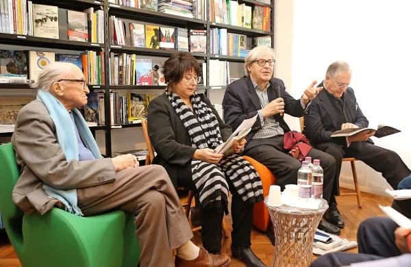 Prepolna tesna knjigarna je večini obiskovalcev ponudila le 
oddaljeni pogled na osrednja gosta. Z leve: Boris Pahor, 
Tatjana Rojc in Vittorio Sgarbi.