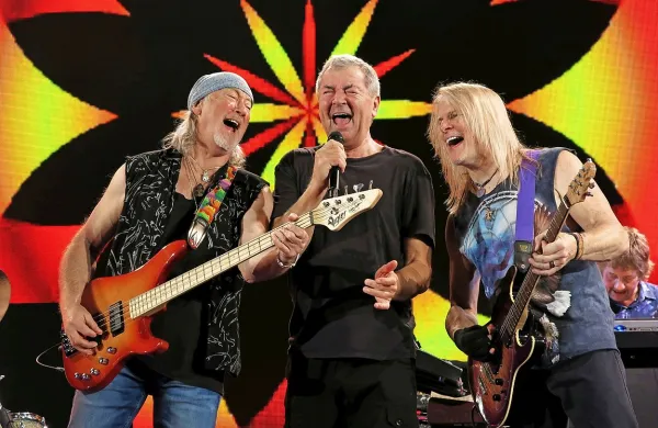 Takole so v Padovi družno zatulili  (z leve) basist Roger Glover, 
pevec Ian Gillan in kitarist Steve Morse; v ozadju  klaviaturist 
Don Airey. 