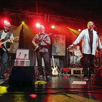 Po 30 letih znova skupaj na odru: (z leve) Gorast Radojevič, Duilio Peroša, Zoran Mlekuž,  Vlasti Kozlovič (v ozadju), Drago 
Mislej Mef   in Igor Korenika.