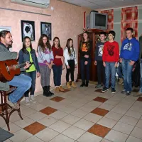 Avtorje razstave je na otvoritvi razveselil Simon Avsec (levo), 
ki je ne le glasbenik, temveč tudi fotograf.