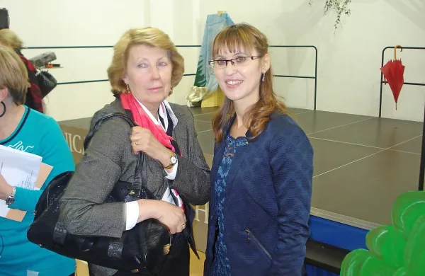 Sedanja v. d. ravnateljice OŠ Rudija Mahniča-Brkinca Pregarje mag. Mateja Šepič (desno) in nekdanja ravnateljica te 
šole Manica Renko (levo).