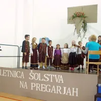 Učenci osnovne šole na Pregarjah so jubilej popestrili s 
petjem in plesom.