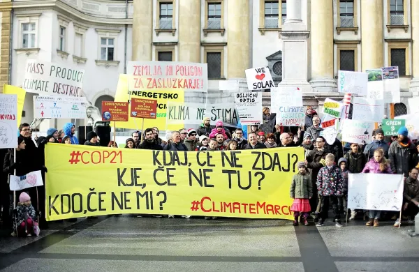 Okrog 300 ljudi je včeraj v Ljubljani, podobno kot v drugih 
mestih po svetu, izrazilo zahteve udeležencem podnebnega 
vrha v Parizu, da se dogovorijo o zavezujočih ukrepih za 
ublažitev podnebnih sprememb.  