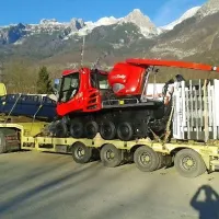 Danes so v Bovec pripeljali prvega od dveh teptalcev snega 
za kaninsko smučišče.