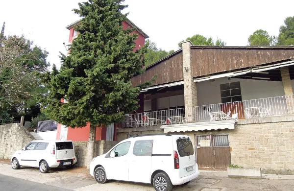 Osrednja stavba ob Jadranski cesti je zadnja v vrsti za 
rušenje.