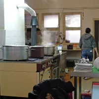 V kuhinji  še vedno vsak dan pripravijo nekaj toplih obrokov.