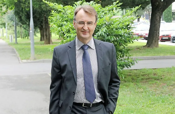 Aktualna uprava TT Okroglica od  nekdanjih vodilnih  - tudi od 
nekdanjega predsednika uprave Evgena Keteja (na fotografiji) in finančnice  Barbare Birsa - zahteva 696.000 evrov 
odškodnine zaradi izgube donosa, do katerega naj bi prišlo z 
upadom prometa. 