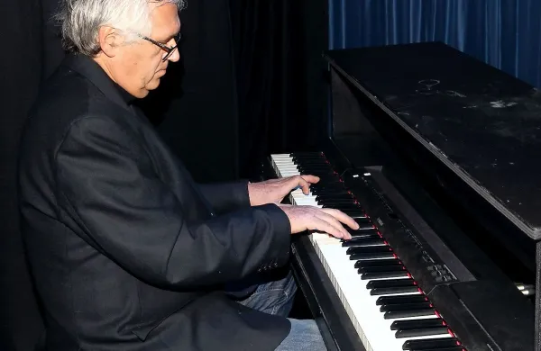 Pianist Robert Vatovec je   s svojim potepom po črno-belih 
tipkah pripomogel, da   so besede in spomini (še bolj) gladko 
tekli.  