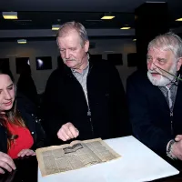  

Vesni Humar, ki je vodila petkov pogovor o gledališču, je   o 
Odru mladih, kjer je naredil svoje prve igralske korake, 
pripovedoval tudi Iztok Jereb (desno), ki je kasneje 
postal poklicni igralec. Sredi 60. let si je oder delil tudi s 
Srečkom Erjavcem (v sredini), še enim gledališkim zanesenjakom.       

