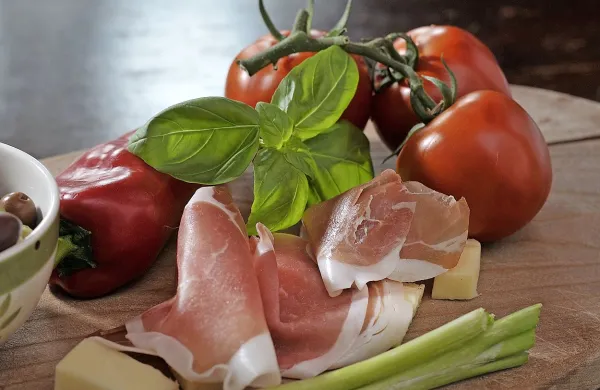 Ljudje, ki se imajo za vegetarijance, a se ne morejo upreti 
pršutu, ko ga vidijo na proslavi, so “fleksitarijanci”.