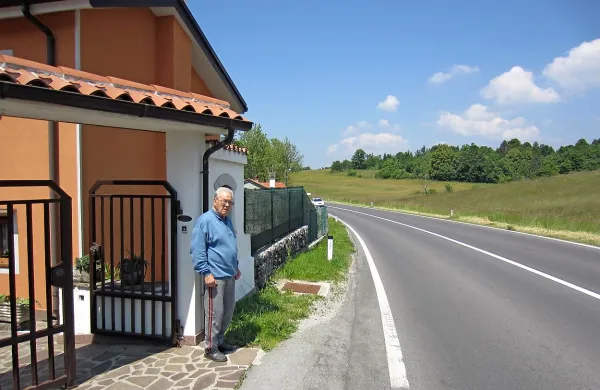 Ferdinand Uršič iz Materije se na občino in cestno podjetje 
huduje, ker mu ob pluženju glavne ceste s snegom zasujejo vhod 
v dvorišče, ki je le slaba dva metra od ceste, vendar ga ne očistijo 
ali pa ga kasneje,  kakor tudi ne vaškega  priključka na glavno 
cesto.