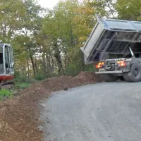Tako so prebivalci Krajevne skupnosti Štjak s pomočjo gasilcev pomagali urejati pot v vasi 
Hribi. Zdaj postajališča kljub njihovim naporom  tam ni.
