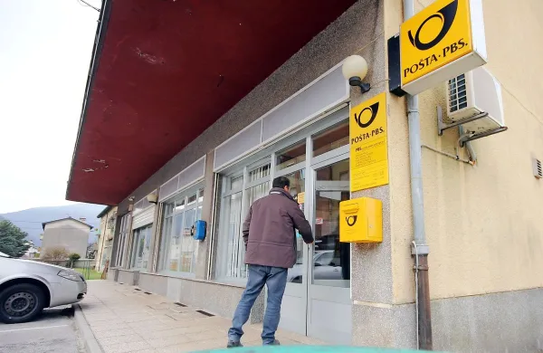 Pošta Slovenije vse več poslovalnic seli v pogodbene pošte. 
to se bo zgodilo tudi z enoto v Desklah. Ponekod, kjer se je to 
že zgodilo, se ne pritožujejo, v Podbrdu pa opozarjajo, da so 
storitve slabše. 