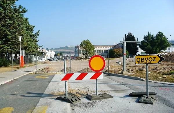  Gradbenih del za dokončanje krožišča  na Industrijski cesti pri 
sedežu Komunale  je še  za en  mesec.  