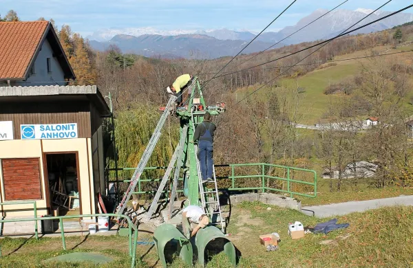 Takole so prostovoljci SK Salonit novembra obnavljali strojnico vlečnice na Kalu nad Kanalom.