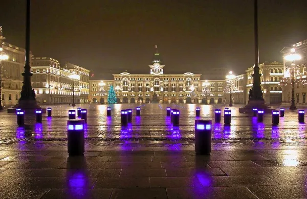 Nedvomno predstavlja Veliki trg (Piazza Unità d'Italia) eno 
najlepših perspektiv Trsta. Palače, ki ga obdajajo, mu dajejo 
poseben čar, a tudi trg sam, odprt proti morju, je edinstven, 
tako podnevi kot ponoči, ko ga osvetljuje na desetine belih in 
modrih luči. Trg je danes središče mestne politike, zgodovinsko pa je močno vezan na prvo svetovno vojno. 

