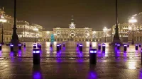 Nedvomno predstavlja Veliki trg (Piazza Unità d'Italia) eno 
najlepših perspektiv Trsta. Palače, ki ga obdajajo, mu dajejo 
poseben čar, a tudi trg sam, odprt proti morju, je edinstven, 
tako podnevi kot ponoči, ko ga osvetljuje na desetine belih in 
modrih luči. Trg je danes središče mestne politike, zgodovinsko pa je močno vezan na prvo svetovno vojno. 

