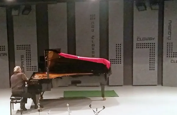 Nove zavese v Srednji dvorani so “krstili” na petkovem jazz koncertu. 