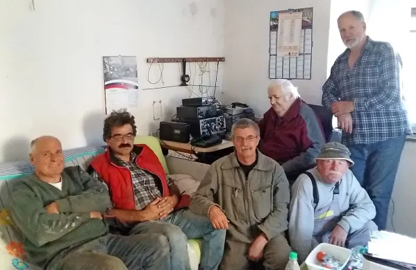 Del udeležencev akcije s Sergejem Fabičem, ki kljub bolezni še poskrbi za radioamaterske 
zveze.

