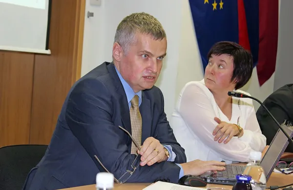 Svetnikom je strategijo predstavil vodja projekta Drago 
Keršič, na novinarska vprašanja pa ni želel odgovarjati, pač 
pa je pred novinarji pobegnil iz dvorane.