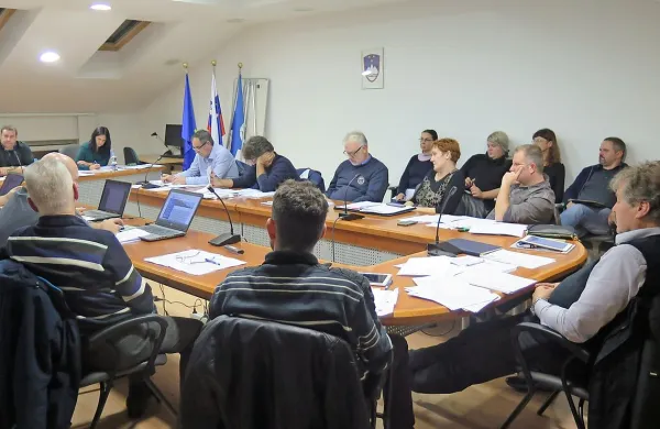 Komenski svetniki so potrdili osnutek proračuna za leto 2016, 
ki bo eden najnižjih v zadnjih letih. Velikih naložb v njem ni, je 
pa kar nekaj denarja za pripravo novih projektov. 
