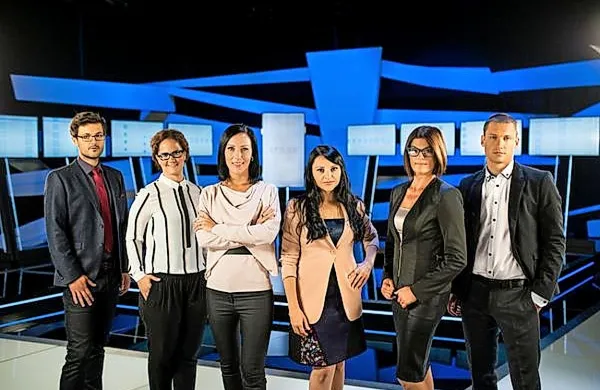  Ekipa Epiloga: voditeljica Maja Sodja (tretja z leve)  in novinarji 
(z leve):  Adi Omerović, Adriana Gašpar, Alenka Marovt, Maja 
Roš Kanellopulos in Jure Bračko.