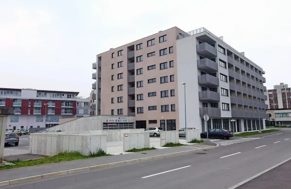 Stavba ob Ogrlici in sodišču v Kopru je praktično končana, a 
še ni vseljena oziroma prodana.