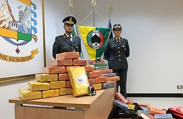 Če bi pošiljki, ki sta skupaj tehtali 344 kilogramov, prispeli na 
cilja, bi preprodajalci v Trstu in v Sloveniji z njima zaslužili 
približno 70 milijonov evrov.