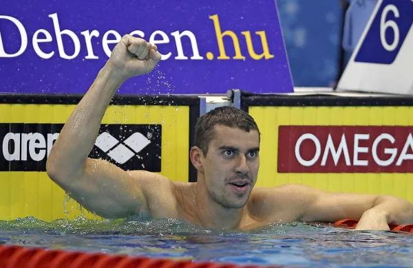 Slovenski plavalec Damir Dugonjić je na evropskem prvenstvu v 25-metrskih bazenih v Izraelu zmagal na 50 metrov 
prsno s časom 26,20 in ubranil naslov s prejšnjega EP.