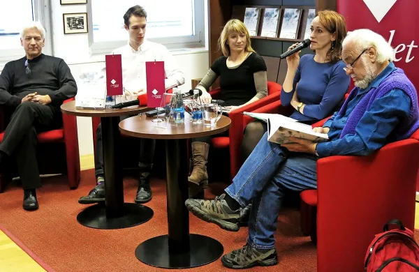 Novo zbirko   pesmi iz  Pavčkove zapuščine Domu in rodu so v Konzorciju predstavili  (z leve) 
likovni urednik Pavle Učakar, ilustrator  Matija Medved, urednica Ana Ugrinović, pesnikova hči 
Saša Pavček in avtor izbora  Peter Kolšek.