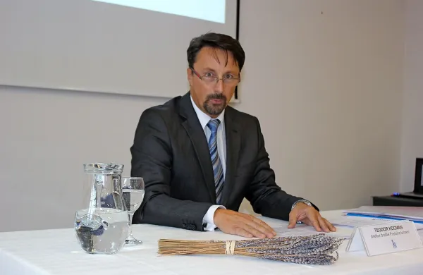 Direktor družbe Postojna Turizem Teodor Kocman je preklical 
za danes predvideno skupščino Postojnske jame, na kateri bi 
morali na predlog Postojne Turizem kot manjšinskega delničarja odločati o posebni reviziji nekaterih poslov družbe.