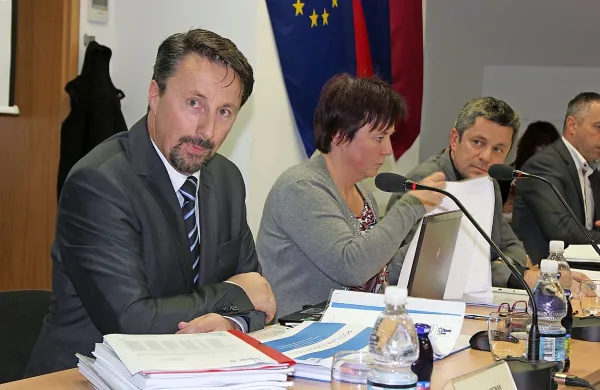 Postojnski občinski svetniki so direktorju družbe Postojna 
turizem Teodorju Kocmanu (prvi z leve) naložili, naj vloži 
zahtevo za preklic za danes sklicane skupščine Postojnske 
jame. 
