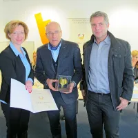 Darja Peršolja se je zahvalila  donatorjem, s skulpturo vrabčka 
tudi Igorju Simčiču, ustanovitelju družbe Esimit Europa, ki je 
prispevala 10.000 evrov. Desno Jurij Karapandža. 
