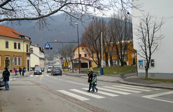 Na sprednjem od dveh prehodov za pešce na razdalji 20 metrov je v torek zarana obležala že 
druga peška.