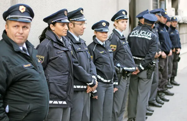 Policistom se ravnanje vlade ob zdaj že dvotedenski stavki ne 
zdi primerno, zato so napovedali njeno zaostritev.