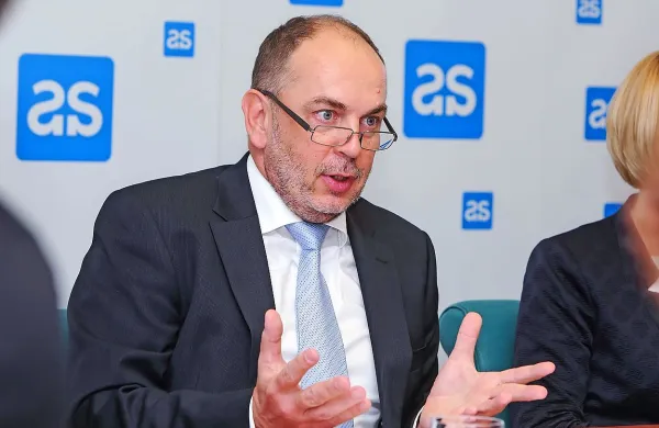 Predsednik uprave AS Gabrijel Škof pravi, da nagrajujejo 
najbolj zaslužne, v sindikatu pa menijo, da bi vsaj pri izplačilih 
poslovne uspešnosti za leti 2011 in 2012 to spodbudo morali 
dobiti vsi zaposleni. 
