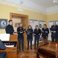  Zvoki  obnovljenega, 90. let starega  Jenkovega  harmonija so dopolnjevali petje kobariškega sestava Sveti Anton.   