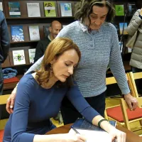 Čustveno je bilo srečanje nekdanje in sedanje igralke ljubljanske Drame: Pavčkova hči Saša Pavček se je Ivanki 
Mežan podpisala v njen izvod očetove knjige.
