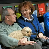 Dobrodošli so bili tudi bolj kosmati ljubitelji poezije.  Pesnik, 
dramatik in prevajalec  Ervin Fritz je dejal, da svoji psički Bibi 
služi kot literarno ozadje, in nasmejal tudi življenjsko sopotnico  Živo. Mimogrede,  Fritz je najmlajši in ob Cirilu Zlobcu 
edini še živeči med pesniki, ki se jim je Pavček pred smrtjo 
poklonil v svojih “prevzetih in povzetih pesmih”.   