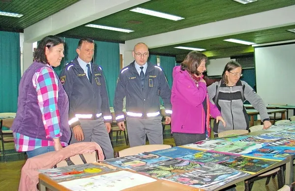  Tričlanska komisija, v kateri so bile mentorice likovne umetnosti iz osnovnih šol Branik, Šempas in Frana Erjavca iz Nove 
Gorice, je  v prostorih policijske uprave izbrala najboljša 
likovna dela mladih umetnikov.