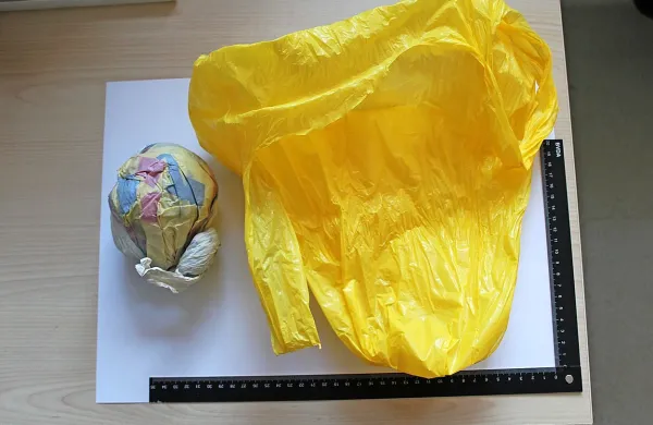 Policisti so ugotovili, da je v  vrečki približno  205 gramov 
prepovedane droge heroin.